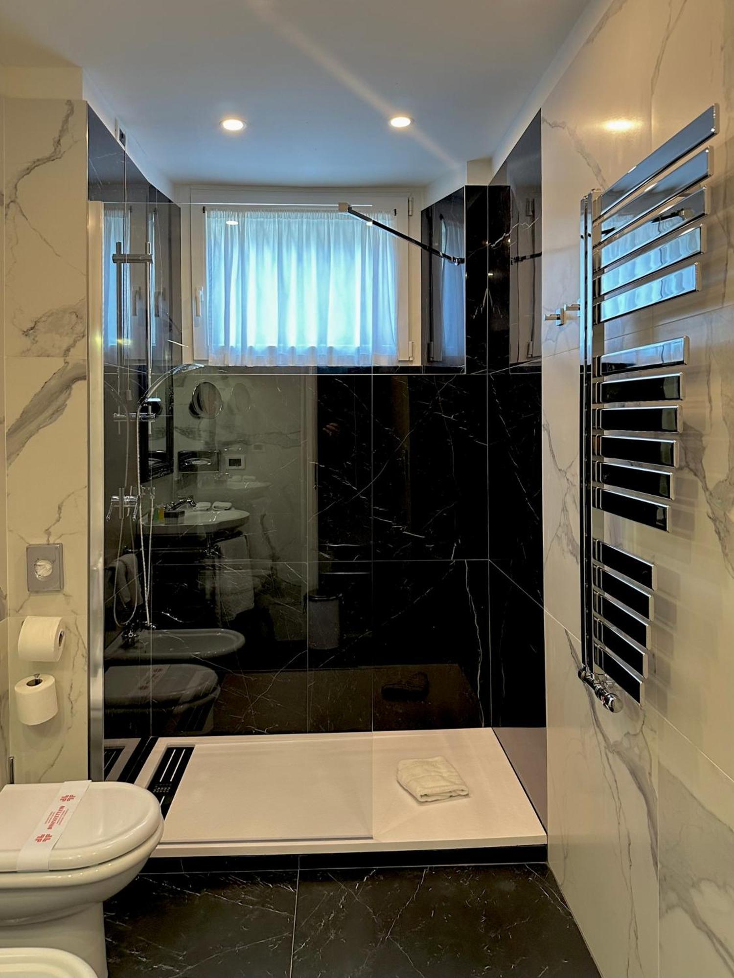 Hotel Riviera & Maximilian'S ตรีเอสเต ภายนอก รูปภาพ